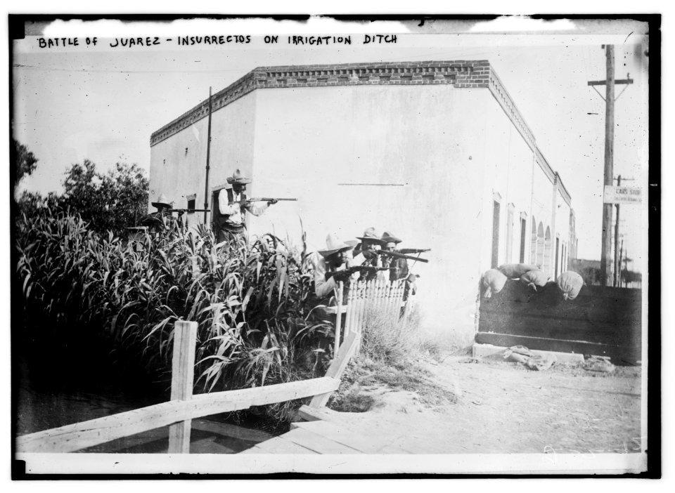 Battle of Juarez, Insurrectos on irrigation ditch LCCN2014689396