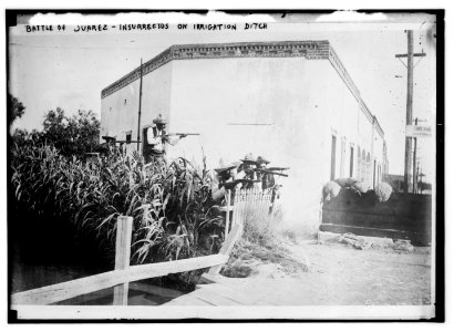 Battle of Juarez, Insurrectos on irrigation ditch LCCN2014689396