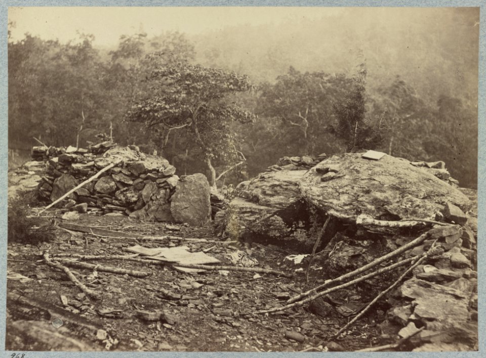 Battle-field of Gettysburg. Temporary entrenchments thrown up by the Federal troops on Little Round Top. Big Round Top in the background LCCN2012647707