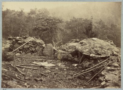 Battle-field of Gettysburg. Temporary entrenchments thrown up by the Federal troops on Little Round Top. Big Round Top in the background LCCN2012647707