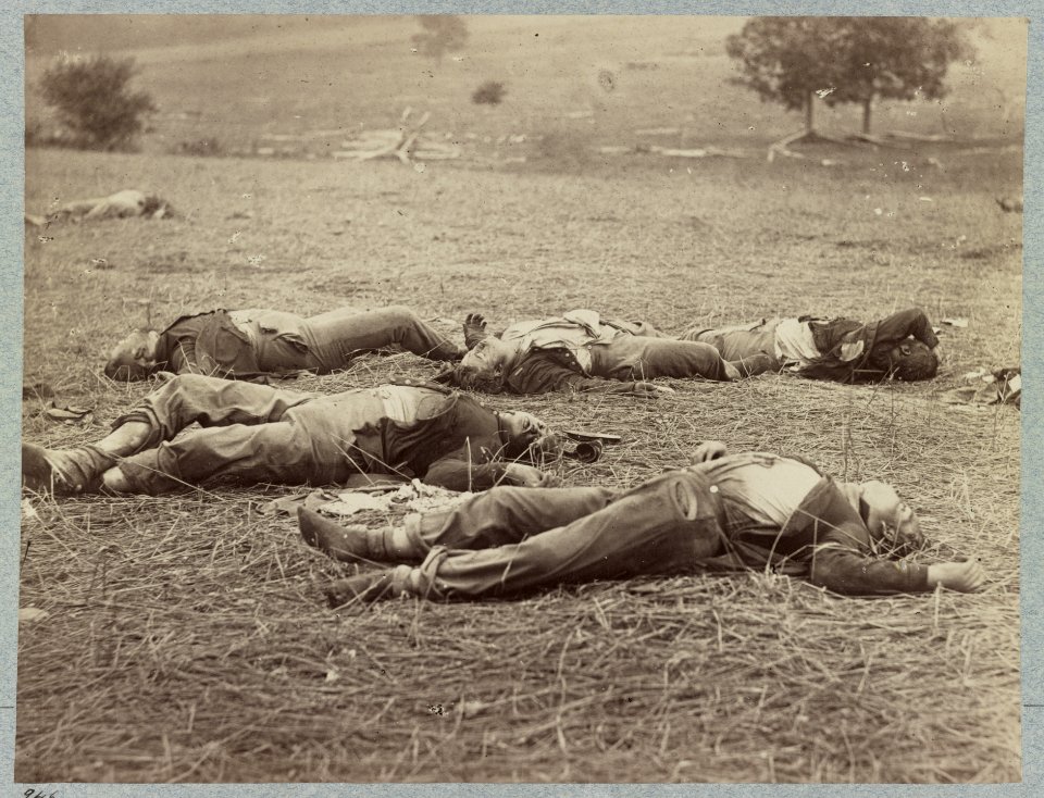 Battlefield of Gettysburg. Bodies of dead Federal soldiers on the field of the first day's battle LCCN2012647835