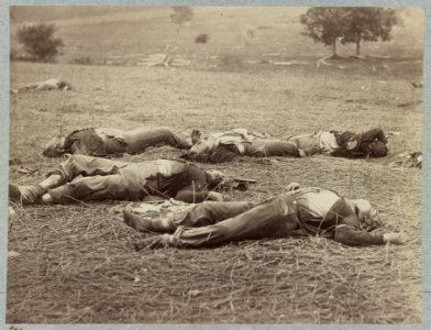Battlefield of Gettysburg. Bodies of dead Federal soldiers on the field of the first day's battle LCCN2012647835