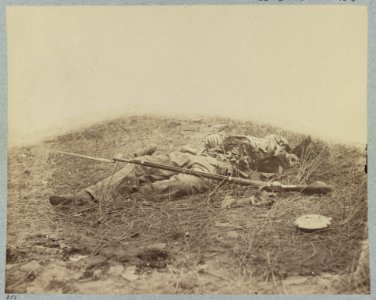 Battlefield of Gettysburg. Body of a soldier in the wheat field, evidently killed by the explosion of a shell LCCN2012647834