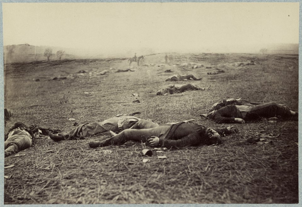 Battlefield of Gettysburg. Bodies of dead Federal soldiers on the field of the first day's battle LCCN2012648001