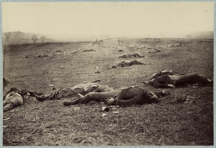 Battlefield of Gettysburg. Bodies of dead Federal soldiers on the field of the first day's battle LCCN2012648001