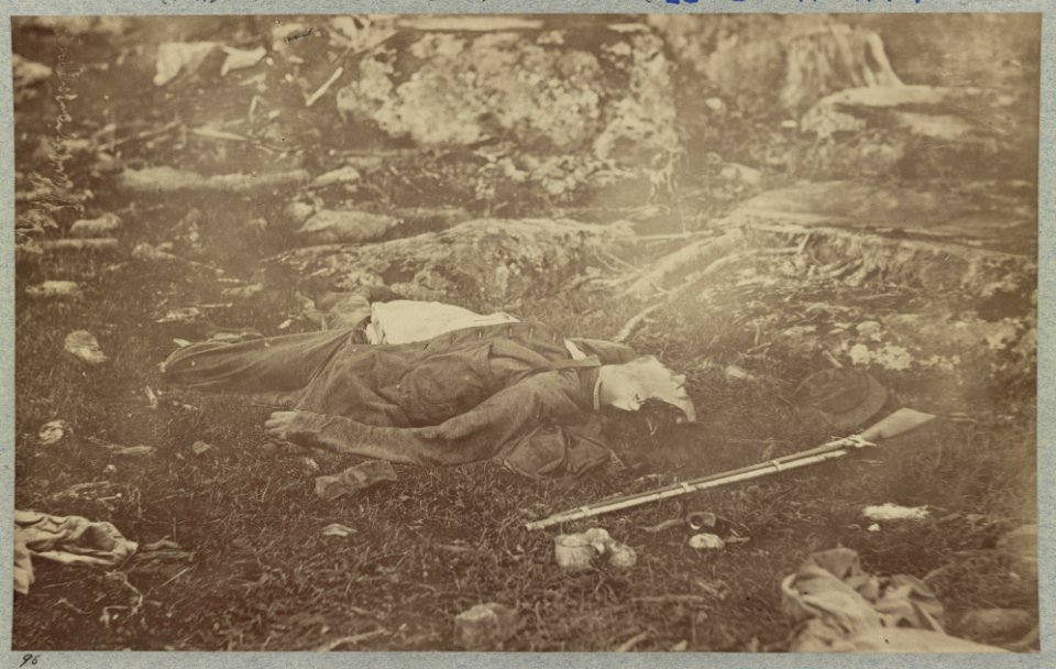 Battlefield of Gettysburg. Dead Confederate sharpshooter at foot of Little Round Top LCCN2012647833