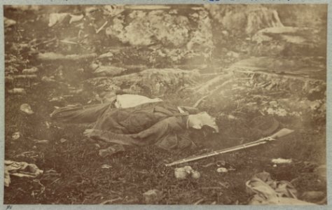 Battlefield of Gettysburg. Dead Confederate sharpshooter at foot of Little Round Top LCCN2012647833