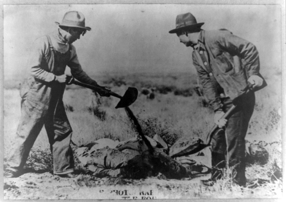 Battlefield of La Mesa. Burying the dead where they fell in Battle of Ciudad Juarez LCCN93514459