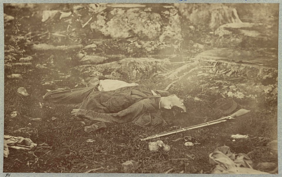 Battlefield of Gettysburg. Dead Confederate sharpshooter at foot of Little Round Top LCCN2012647833