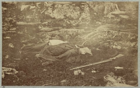 Battlefield of Gettysburg. Dead Confederate sharpshooter at foot of Little Round Top LCCN2012647833