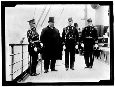 BATTLESHIP REVIEW. MAJ. THOMAS L. RHOADS; PRESIDENT TAFT; LT. COMDR. JOHN W. TIMMONDS; COMDR. GORMLEY LCCN2016864066