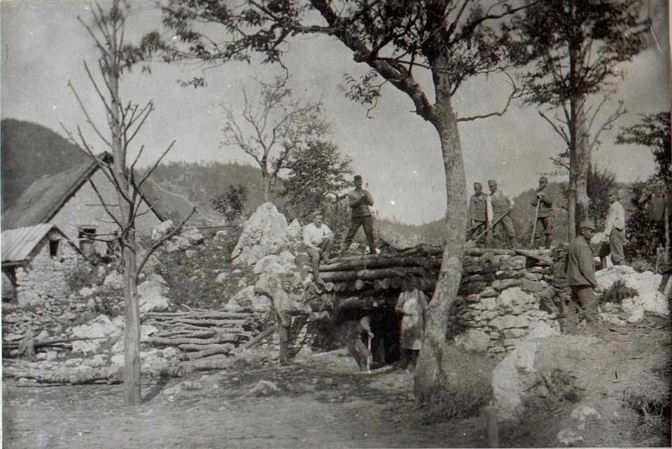 Bau der bombensicheren Stellungen im Ternovanerwalde. (BildID 15603714)