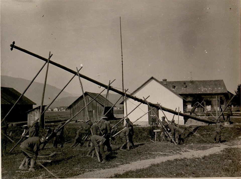 Bau der Funkstelle in Auen bei Villach.Aufstellen eines Mastes. (14-7.1917.) (BildID 15800161)