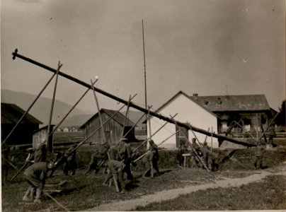 Bau der Funkstelle in Auen bei Villach.Aufstellen eines Mastes. (14-7.1917.) (BildID 15800161)