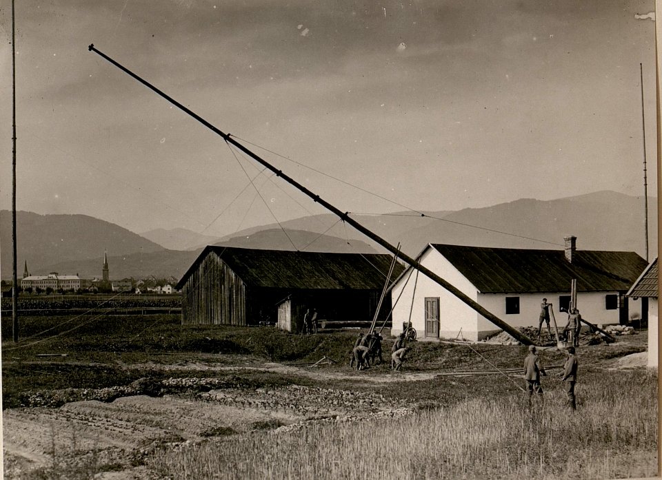 Bau der Funkstelle in Auen bei Villach.Aufstellen eines Mastes. (14-7.1917.) (BildID 15800168)