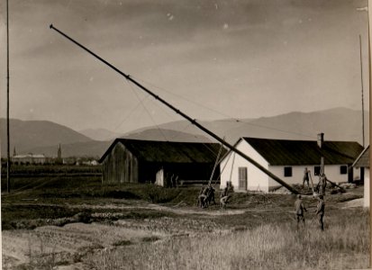 Bau der Funkstelle in Auen bei Villach.Aufstellen eines Mastes. (14-7.1917.) (BildID 15800168)