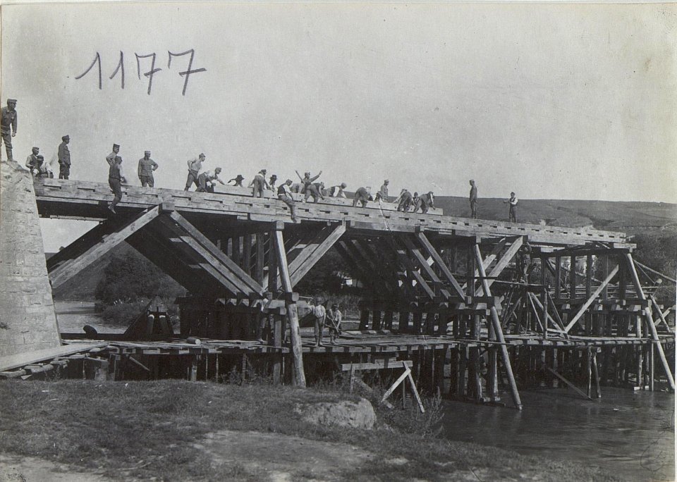 Bau der schw. Eisenbahnbrücke über den Sereth in Czortkow. (BildID 15730046)
