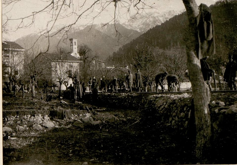 Bau des Anschlussgeleises der Kleinbahn in Paluzza. (BildID 15508305)