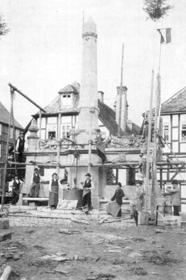 Bau des Papedenkmals um 1899