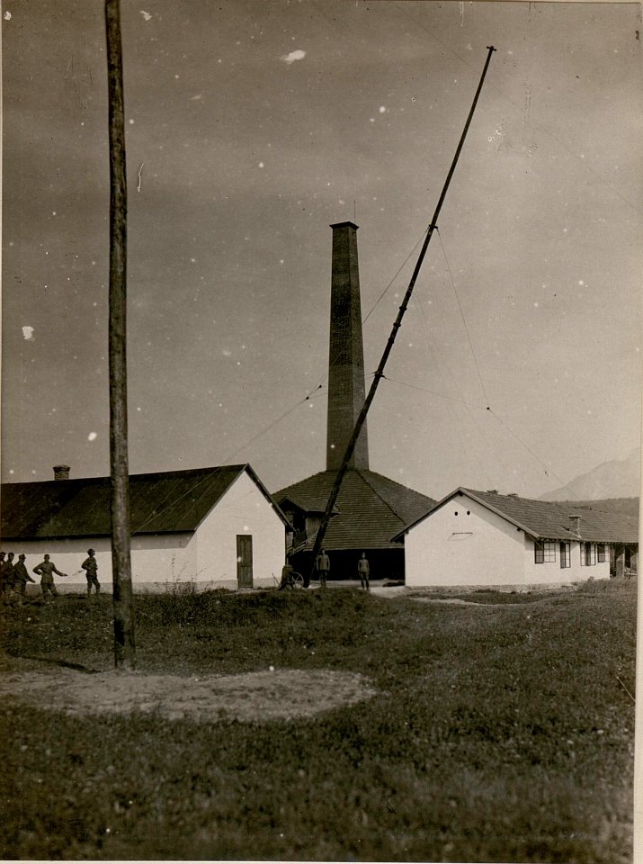 Bau der Funkstelle in Auen bei Villach.Aufstellen eines Mastes (14-7.1917.) (BildID 15800175)