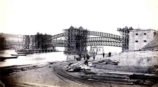 Bau der Pfaffendorfer Brücke, Rechtsseitiger Bogen während der Aufstellung