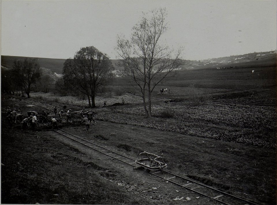Bau einer Feldbahn in PRZEWLOKA, Arbeiterabteilung 17-2. (BildID 15450469)