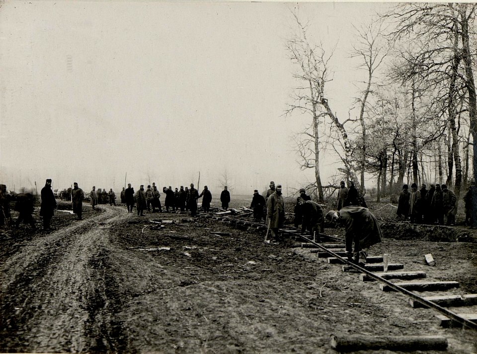 Bau einer Rollbahn bei Kol. Malin, am 10.II.1916 (BildID 15541645)