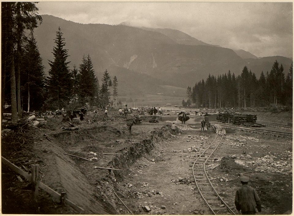 Bau des Bahnhofes Kötschach-Mauthen im oberen Gailtal.Aufgenommen am 7.6.1916. (BildID 15475132)