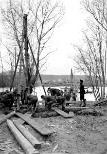 Bau des Widerlagers einer Jochbrücke mit Hilfe eines Rammbocks - CH-BAR - 3239214