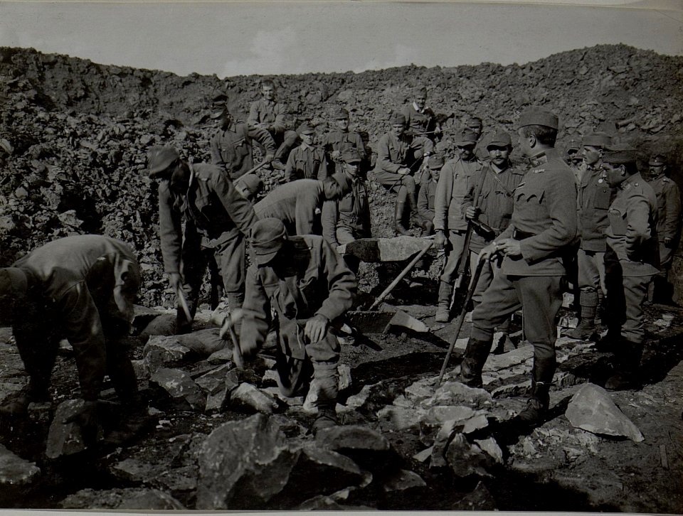 Bau eines Maschinen Gewehrstandes beim Inf. Rgt. Nro.57. (BildID 15450800)
