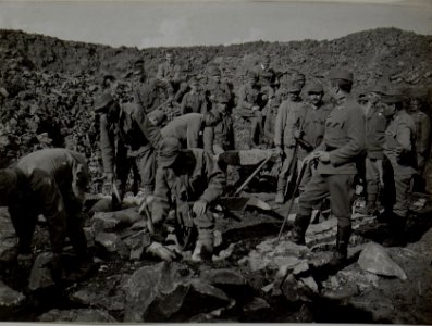 Bau eines Maschinen Gewehrstandes beim Inf. Rgt. Nro.57. (BildID 15450800)