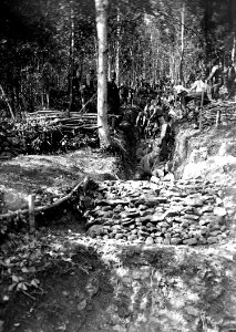 Bau eines Schützengrabens am Berghang - CH-BAR - 3240106