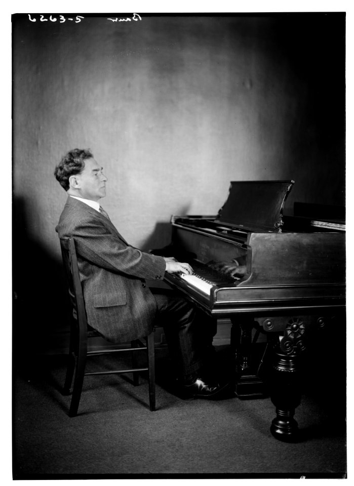 Bauer at piano LCCN2014717716