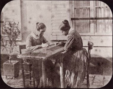 Bayard, Hippolyte - Zwei stickende Frauen im Freien (Zeno Fotografie)