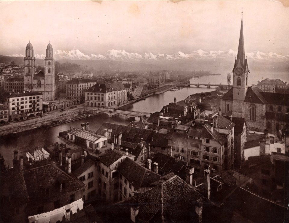 BAZ - Blick auf Münsterbrücke und Fraumünster