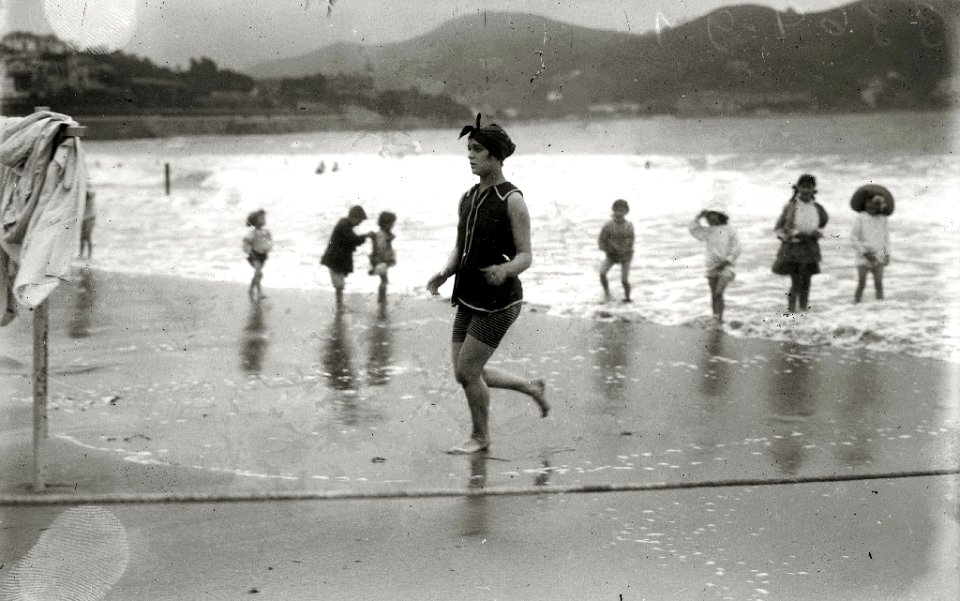 Bañistas en la playa de la Concha (1 de 22) - Fondo Car-Kutxa Fototeka