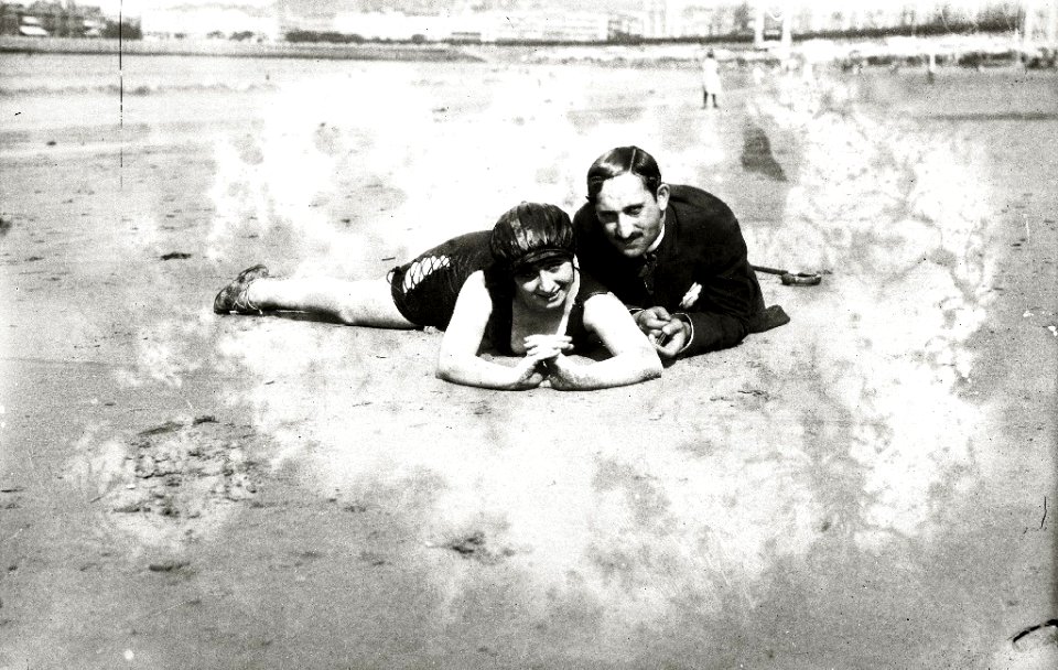 Bañistas en la playa de la Concha (13 de 22) - Fondo Car-Kutxa Fototeka