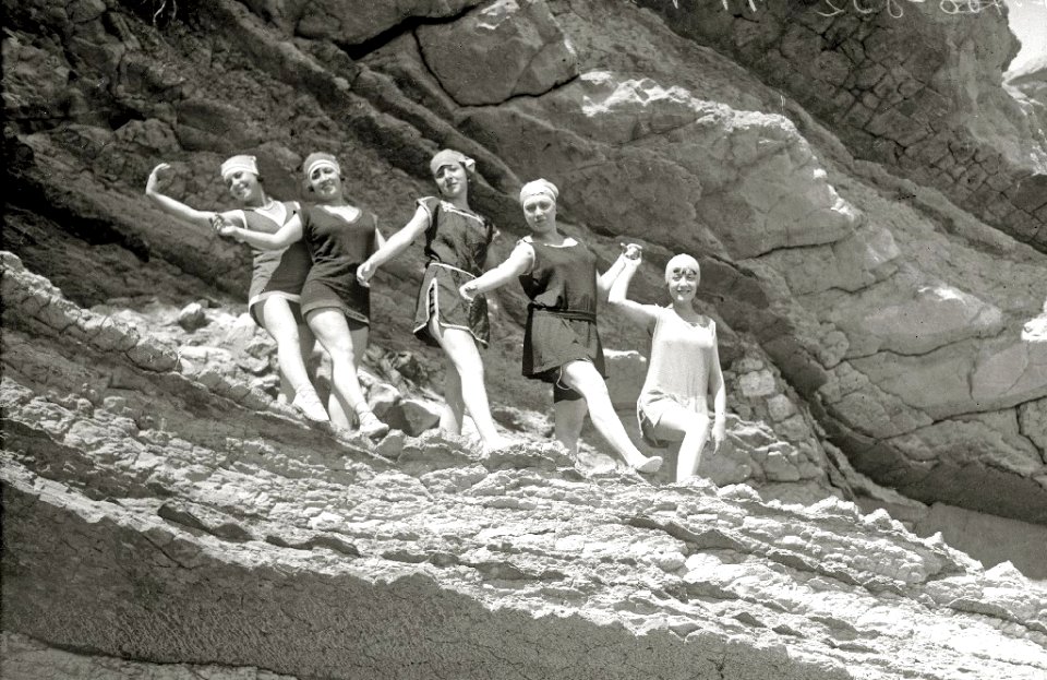 Bañistas en la playa de la Concha (17 de 22) - Fondo Car-Kutxa Fototeka