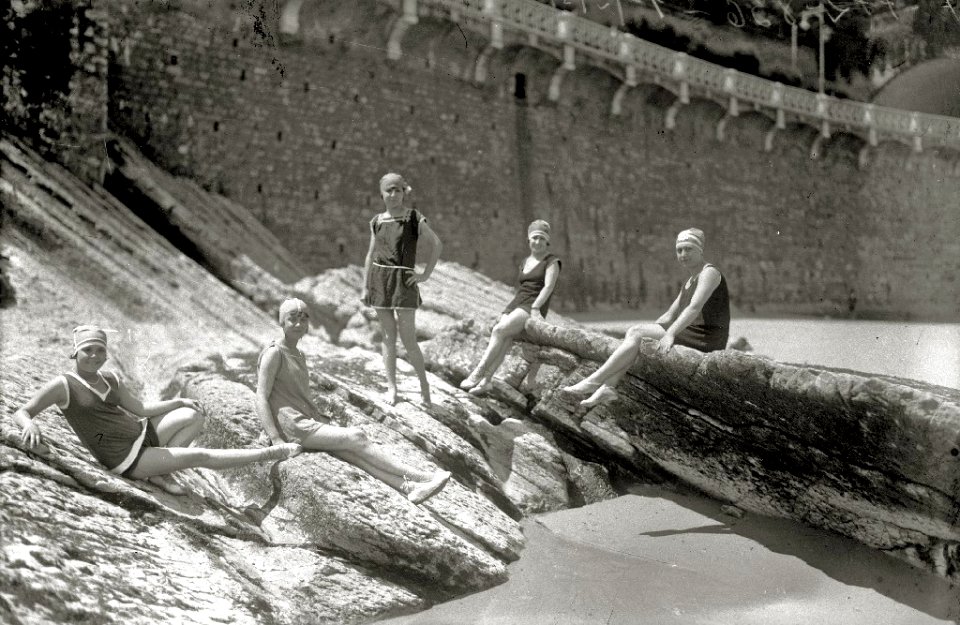 Bañistas en la playa de la Concha (20 de 22) - Fondo Car-Kutxa Fototeka