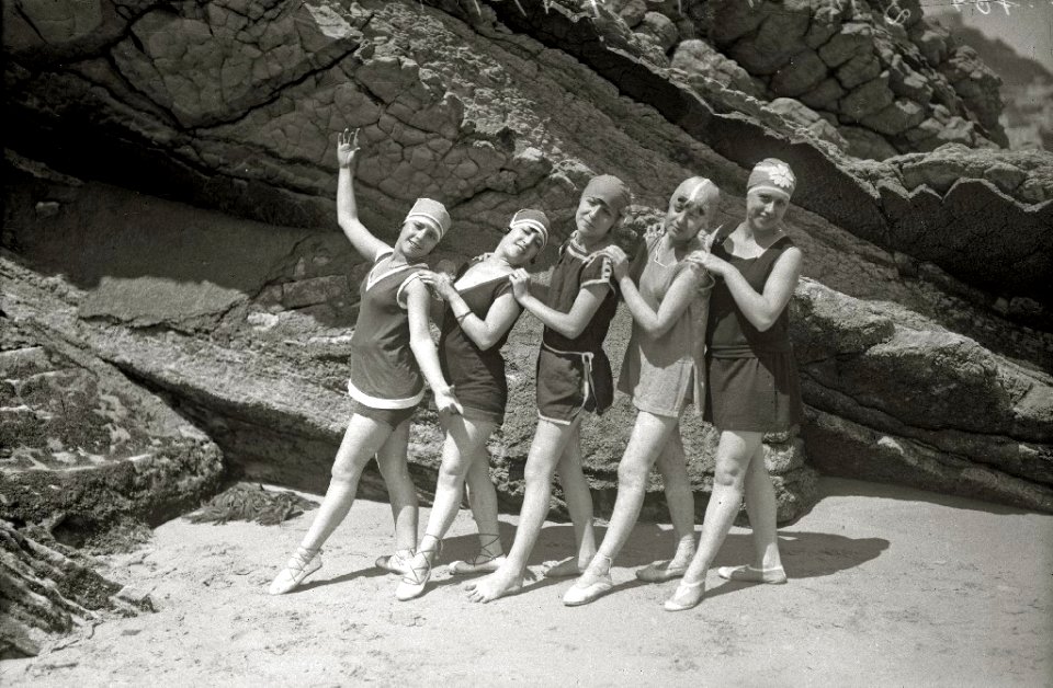 Bañistas en la playa de la Concha (16 de 22) - Fondo Car-Kutxa Fototeka