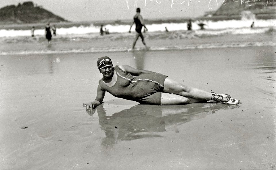 Bañistas en la playa de la Concha (14 de 22) - Fondo Car-Kutxa Fototeka