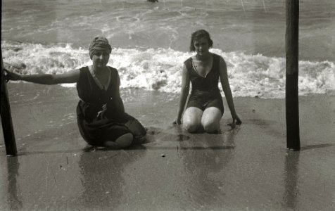 Bañistas en la playa de la Concha (4 de 22) - Fondo Car-Kutxa Fototeka