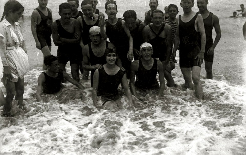 Bañistas en la playa de la Concha (2 de 22) - Fondo Car-Kutxa Fototeka