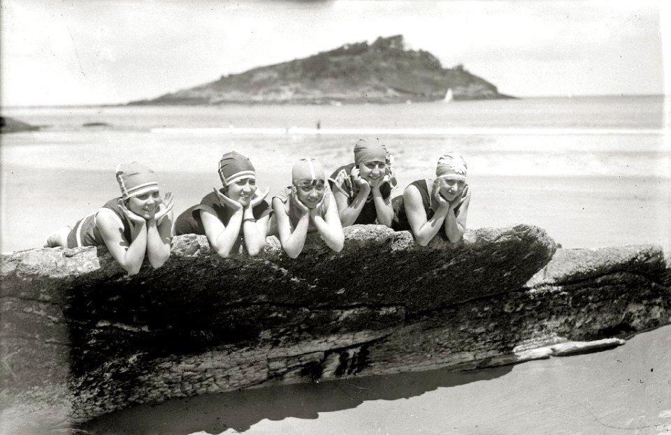 Bañistas en la playa de la Concha (18 de 22) - Fondo Car-Kutxa Fototeka