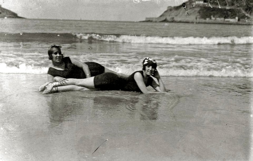 Bañistas en la playa de la Concha (8 de 22) - Fondo Car-Kutxa Fototeka