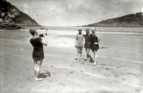 Bañistas en la playa de la Concha (21 de 22) - Fondo Car-Kutxa Fototeka