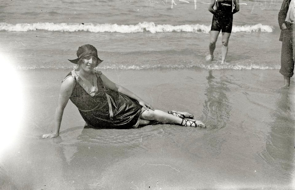Bañistas en la playa de la Concha (7 de 22) - Fondo Car-Kutxa Fototeka