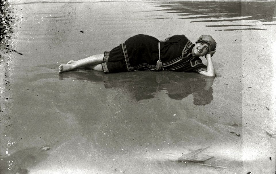Bañistas en la playa de la Concha (5 de 22) - Fondo Car-Kutxa Fototeka