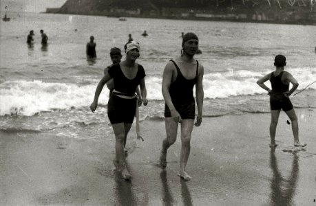 Bañistas en la playa de la Concha y en la de Ondarreta (2 de 5) - Fondo Car-Kutxa Fototeka