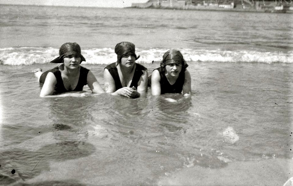 Bañistas en la playa de la Concha (9 de 22) - Fondo Car-Kutxa Fototeka